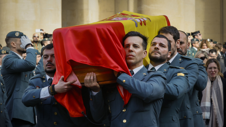 Imagen de archivo (11/02/2024) del sepelio del guardia civil David Pérez Carracedo, uno de los agentes fallecidos al ser embestida su patrullera por una narcolancha en Barbate (Cádiz). EFE/ Villar López