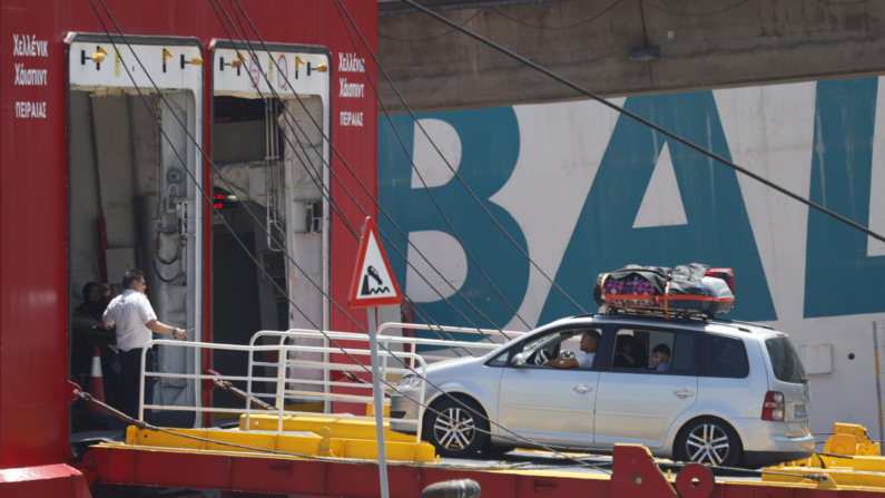 Vehículo entrando en la zona de embarque con rumbo a Tánger en el puerto de Algeciras (Cádiz), dentro de la Operación Paso del Estrecho del año pasado. EFE/A.Carrasco Ragel