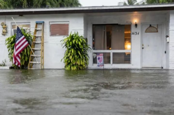 El agua se filtra en una casa de Sam Demarco mientras un fuerte aguacero inunda su barrio en Hollywood, Florida, el 12 de junio de 2024. (Matias J. Ocner/Miami Herald via AP)