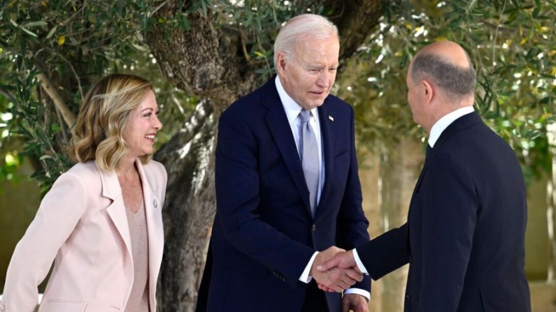 La primera ministra italiana, Giorgia Meloni (i), saluda al presidente estadounidense, Joe Biden, y al canciller alemán, Olaf Scholz, durante la ceremonia de bienvenida del primer día de la 50ª cumbre del G7 en Borgo Egnazia, en Fasano, Italia, el 13 de junio de 2024. (Antonio Masiello/Getty Images)