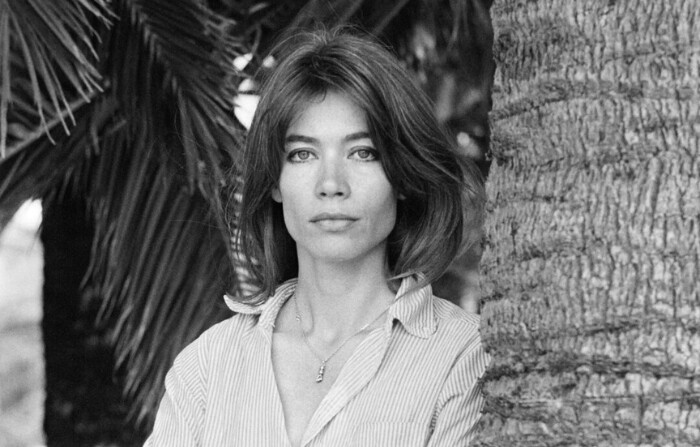 La cantante francesa Francoise Hardy posa en su casa de Calvi el 12 de agosto de 1977. (AFP vía Getty Images)