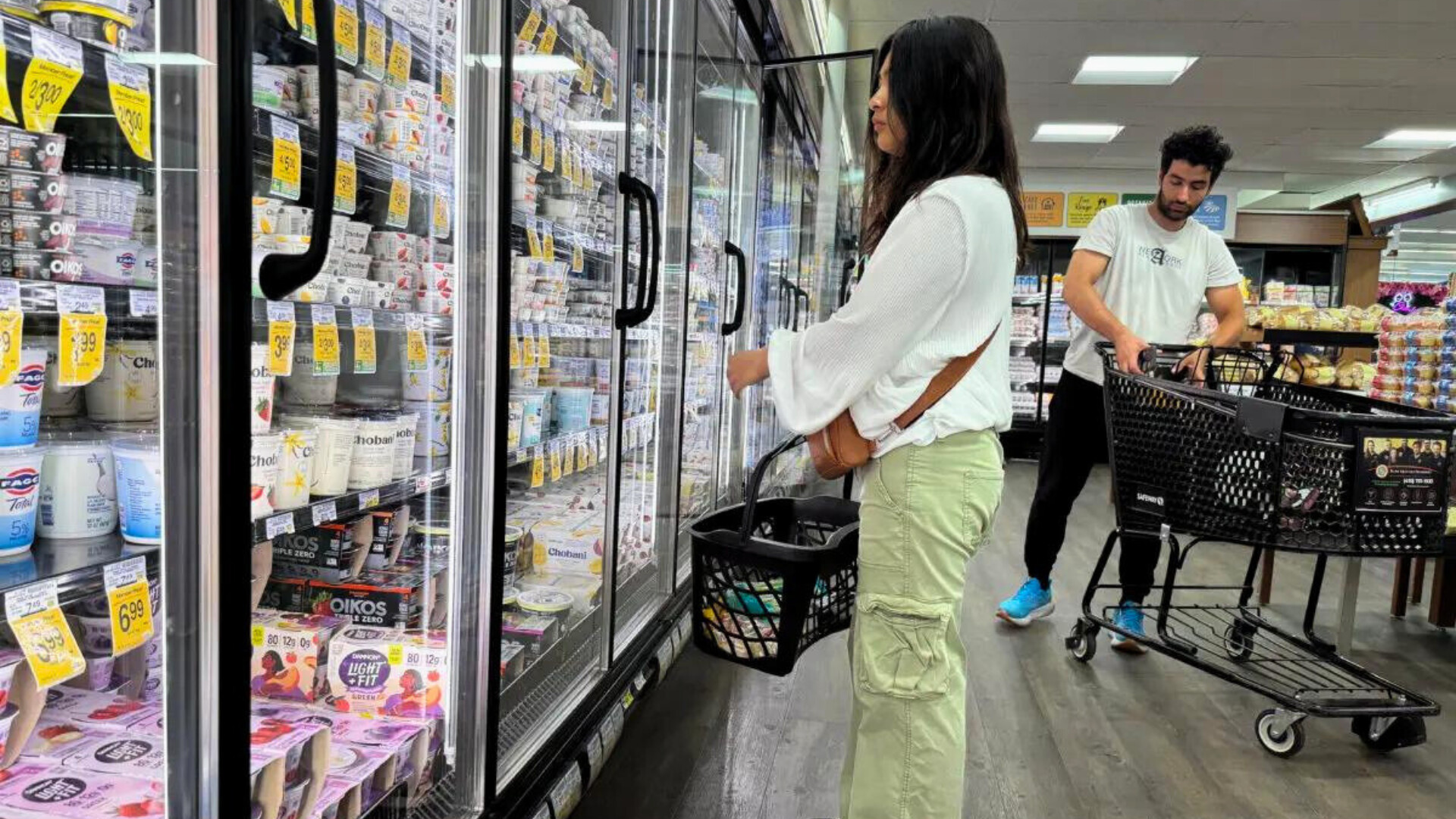 Un cliente compra en una tienda Safeway en San Francisco 