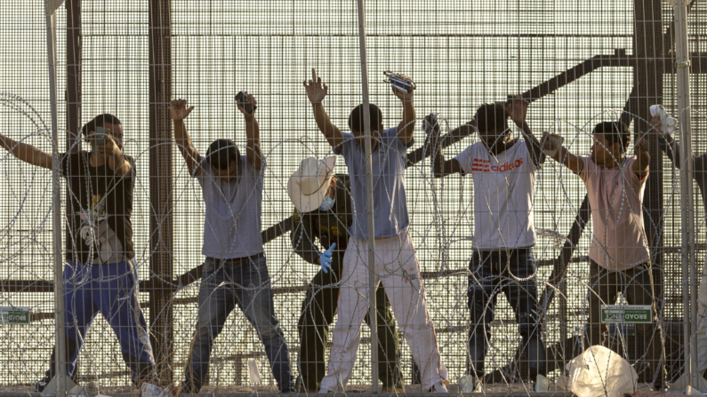 Imagen de archivo. Un agente de la Patrulla Fronteriza de EE.UU. realiza una revisión corporal a inmigrantes en la frontera entre EE.UU. y México el 12 de mayo de 2023 en El Paso, Texas. (John Moore/Getty Images)