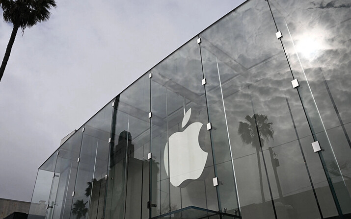 El logotipo de Apple Inc. se muestra fuera de una tienda minorista en el Third Street Promenade, en Santa Mónica, California, el 20 de marzo de 2023. (PATRICK T. FALLON/AFP vía Getty Images)