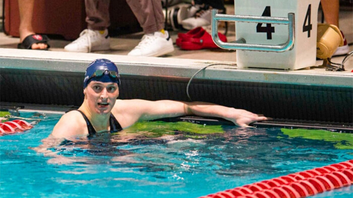 La nadadora de la Universidad de Pensilvania Lia Thomas mira después de ganar las 200 yardas estilo libre durante los Campeonatos Femeninos de Natación y Buceo de la Ivy League 2022 en la piscina Blodgett en Cambridge, Massachusetts, el 18 de febrero de 2022. (Kathryn Riley/Getty Images)