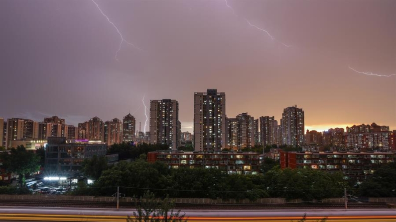  Relámpagos azotan el cielo durante una tormenta eléctrica sobre el horizonte de Beijing, China, 11 de junio de 2024. (EFE/EPA/WU HAO