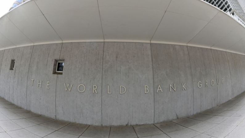 El logotipo del Grupo del Banco Mundial aparece en el edificio de Washington DC el 21 de abril de 2022. (Eva Hambach/AFP vía Getty Images)