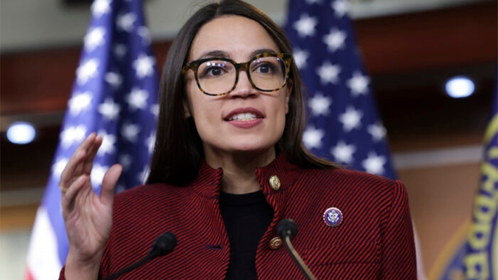 La representante Alexandria Ocasio-Cortez (D-N.Y.) en una rueda de prensa el 7 de abril de 2022. (Kevin Dietsch/Getty Images)
