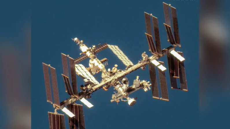 Una imagen de satélite muestra una descripción general de la Estación Espacial Internacional con la nave espacial Boeing Starliner, el 7 de junio de 2024. (Maxar Technologies/Handout vía Reuters)