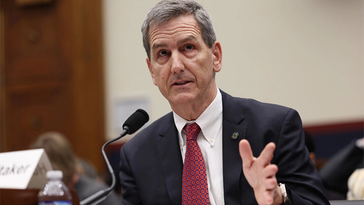 El administrador de la Administración Federal de Aviación, Michael Whitaker, testifica ante el Comité de Transporte e Infraestructuras de la Cámara de Representantes en Washington el 6 de febrero de 2024. (Kevin Dietsch/Getty Images)