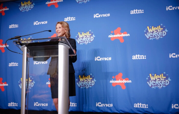 La presidenta de Paramount, Shari Redstone, habla en el escenario durante el acto del Día Nacional de la Educación Cívica en el Independence Visitor Center de Filadelfia, Pensilvania, el 27 de octubre de 2023 (Tasos Katopodis/Getty Images)