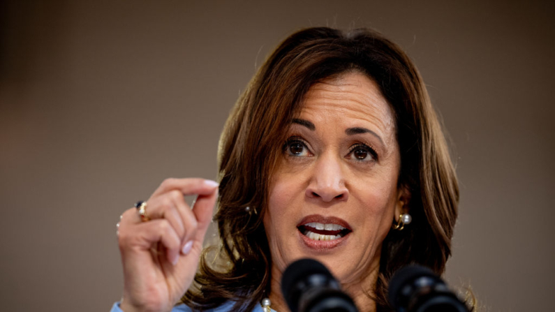 La vicepresidenta de Estados Unidos, Kamala Harris, presenta al presidente de Estados Unidos, Joe Biden, durante un mitin de campaña en el Girard College el 29 de mayo de 2024 en Filadelfia, Pensilvania. (Andrew Harnik/Getty Images)