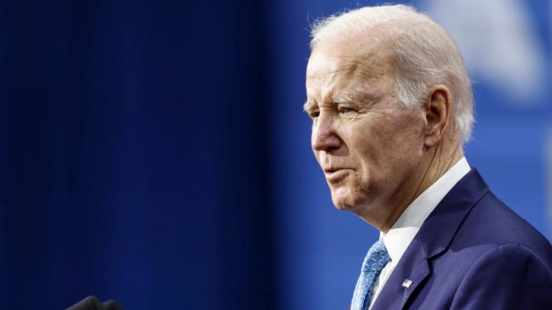 El presidente Joe Biden pronuncia un discurso en el Centro Recreativo Kempsville en Virginia Beach, Virginia, el 28 de febrero de 2023. (Anna Moneymaker/Getty Images)