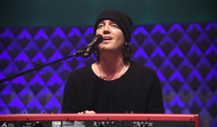 Paul Jason Klein de LANY actúa en el escenario durante un evento en el Manhattan Center en la ciudad de Nueva York el 8 de diciembre de 2023. (Gary Gershoff/Getty Images para iHeartRadio)
