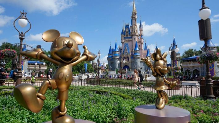 El Castillo de Cenicienta se ve en Magic Kingdom en Walt Disney World en Lake Buena Vista, Florida, el 14 de julio de 2023. (John Raoux/AP Photo)