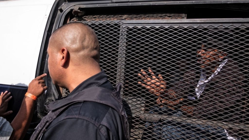 Un migrante centroamericano es visto después de ser arrestado por presuntamente fumar marihuana en un refugio en Tijuana, estado de Baja california, México, a finales del 21 de noviembre de 2018. (Guillermo Arias/AFP vía Getty Images)