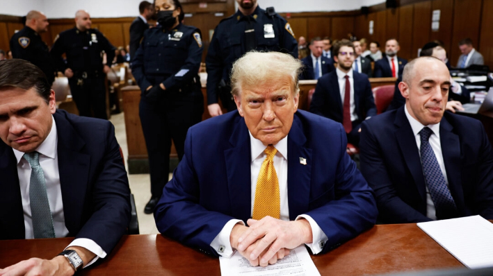 El expresidente Donald Trump (C) sentado en la sala del tribunal con los abogados Todd Blanche (L) y Emil Bove en el Tribunal Penal de Manhattan en Nueva York el 14 de mayo de 2024. (Michael M. Santiago/Getty Images)