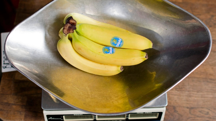 Bananos de la marca Chiquita son pesados en un mercado de Borough, en el centro de Londres, el 22 de noviembre de 2017. (Justin Tallis/AFP vía Getty Images)