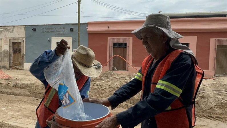 Personas llenan un bote con hielo este jueves 13 de junio de 2024, debido a las altas temperaturas registradas en la ciudad de Hermosillo, en el estado de Sonora (México). EFE/Daniel Sánchez