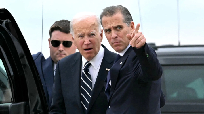 El presidente Joe Biden habla con su hijo Hunter Biden a su llegada a la Base de la Guardia Nacional Aérea de Delaware en New Castle, Delaware, el 11 de junio de 2024. (Andrew Caballero-Reynolds/AFP vía Getty Images)