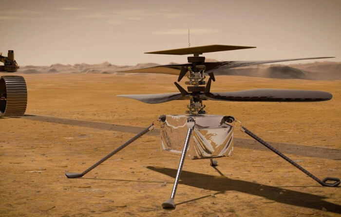 El helicóptero Ingenuity Mars Helicopter de la NASA sobre la superficie del Planeta Rojo mientras el rover Mars 2020 Perseverance de la NASA (parcialmente visible a la izquierda) se aleja. (NASA vía Getty Images)