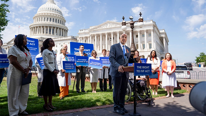 El senador Cory Booker (D-N.J.) habla durante una rueda de prensa sobre la Ley FIV en Washington el 12 de junio de 2024. (Madalina Vasiliu/The Epoch Times)