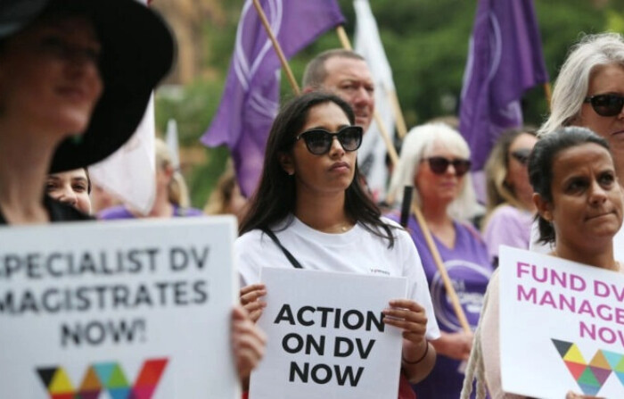 Mujeres sostienen carteles que hacen referencia a la acción contra la violencia doméstica durante la marcha del Día Internacional de la Mujer en Sídney, Australia, el 7 de marzo de 2020. (Lisa Maree Williams/Getty Images)