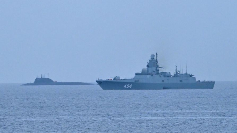 El submarino ruso de propulsión nuclear Kazan (I) y la fragata de clase Almirante Gorshkov, parte de una flotilla rusa que visita Cuba, llegan al puerto de La Habana, 12 de junio de 2024. (Adalberto Roque/AFP vía Getty Images)