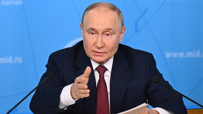 El presidente de Rusia, Vladimir Putin, se reúne con la cúpula del Ministerio de Asuntos Exteriores ruso en Moscú el 14 de junio de 2024. (Natalia Kolesnikova/AFP vía Getty Images)