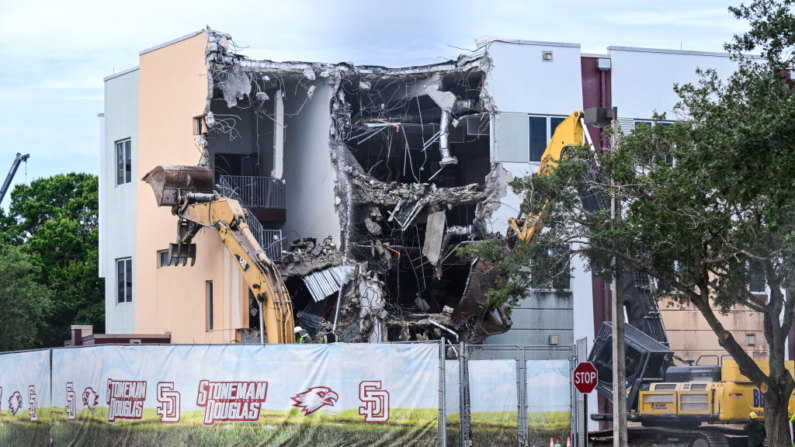 Las cuadrillas comienzan a demoler el edificio donde 17 personas murieron durante el tiroteo masivo de 2018 en Marjory Stoneman Douglas High School en Parkland, Florida, el 14 de junio de 2024. (Giorgio Viera/AFP vía Getty Images)