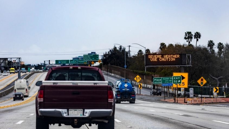 Los automóviles viajan a lo largo de la Interestatal 405 durante una pausa en una tormenta en Los Ángeles el 6 de febrero de 2024. (John Fredricks/The Epoch Times)