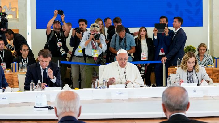 El papa Francisco, en el centro, se dirige a los líderes mundiales durante una sesión de trabajo sobre IA, energía, África y Medio Oriente en la cumbre del G7, en Borgo Egnazia, cerca de Bari, en el sur de Italia, el viernes 14 de junio de 2024. (Foto AP/Andrew Medichini)