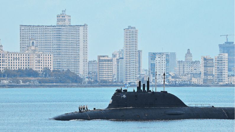 El submarino nuclear ruso Kazan, parte del destacamento naval ruso que visita Cuba, llega al puerto de La Habana, el 12 de junio de 2024. (ADALBERTO ROQUE/AFP via Getty Images)