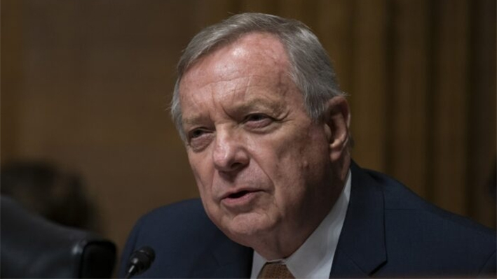 El senador Dick Durbin (D-Ill.) cuestiona a un nominado para la Corte de Apelaciones de Estados Unidos para el 2do Circuito, durante una audiencia de confirmación ante el Comité Judicial del Senado, en Washington el 11 de septiembre de 2019. (J. Scott Applewhite/Foto AP)