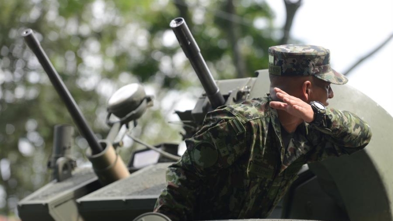 Soldados del ejército colombiano patrullan este jueves 13 de junio de 2024 por vías de acceso al municipio de Jamundí (Colombia). EFE/ Ernesto Arias