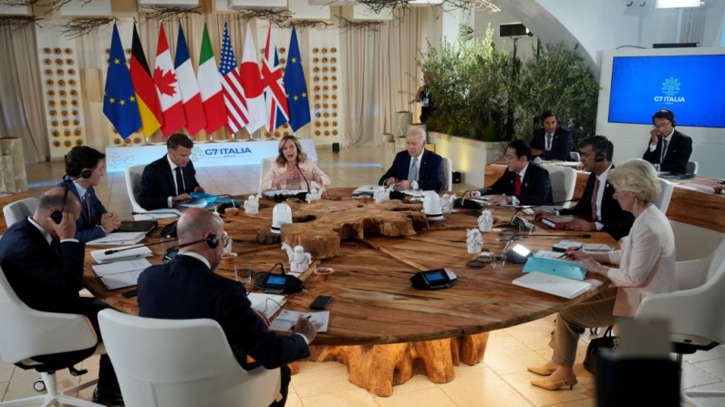 El presidente del Consejo Europeo, Charles Michel, el canciller alemán, Olaf Scholz, el primer ministro canadiense, Justin Trudeau, el presidente francés, Emmanuel Macron, la primera ministra italiana, Giorgia Meloni, el presidente estadounidense, Joe Biden, el primer ministro japonés, Fumio Kishida, el primer ministro británico, Rishi Sunak, y la presidenta de la Comisión Europea, Ursula von der Leyen, asisten a una mesa redonda titulada "África, cambio climático y desarrollo" durante el primer día de la 50ª cumbre del G7 en Borgo Egnazia el 13 de junio de 2024 en Fasano, Italia. (Christopher Furlong/Getty Images)