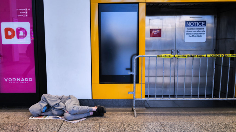 Una persona duerme en el interior de Penn Station, en el barrio de Manhattan de Nueva York, el 1 de abril de 2024. (Charly Triballeau/AFP vía Getty Images)