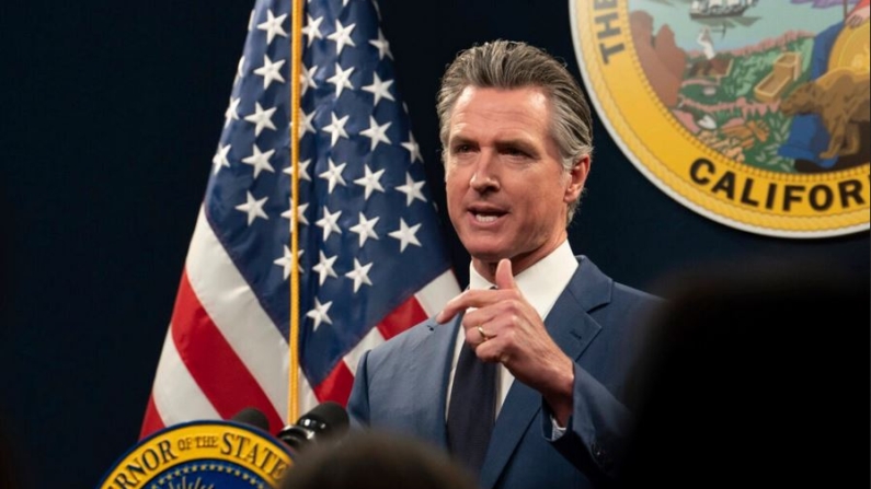 El gobernador de California, Gavin Newsom, responde a una pregunta durante una rueda de prensa en Sacramento, California, el 10 de mayo de 2024. (Rich Pedroncelli/Foto AP)