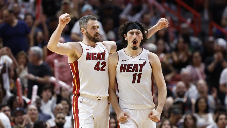 Kevin Love (i) y Jaime Jaquez Jr. de los Miami Heat celebran ante Chicago Bulls durante un partido de la NBA disputado en el Kaseya Center, en Miami, Florida, (EE.UU.). Fotografía de archivo. EFE/ Rhona Wise