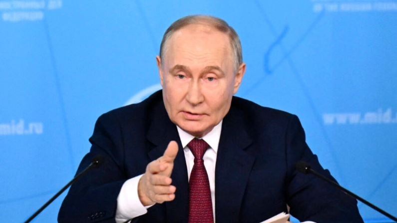 El presidente de Rusia, Vladímir Putin, se reúne con la cúpula del ministerio de Asuntos Exteriores ruso en Moscú el 14 de junio de 2024. (Natalia Kolesnikova/AFP vía Getty Images)