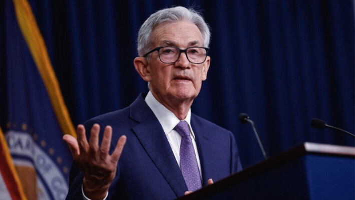 El presidente del Banco de la Reserva Federal, Jerome Powell, anuncia que las tasas de interés permanecerán sin cambios durante una conferencia de prensa en el edificio William McChesney Martin de la Reserva Federal en Washington, DC, el 12 de junio de 2024. (Kevin Dietsch/Getty Images)