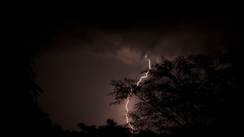 Un relámpago ilumina el cielo nocturno en Managua durante una tormenta eléctrica el 25 de mayo de 2012. (Nicolas Garcia/AFP vía Getty Images)