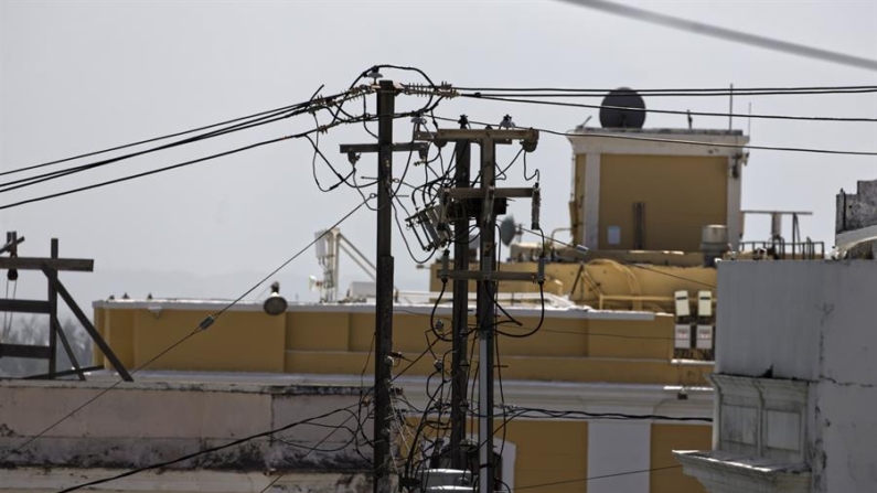 Fotografía de archivo en donde se aprecia el tendido eléctrico en Puerto Rico. EFE/ Thais Llorca