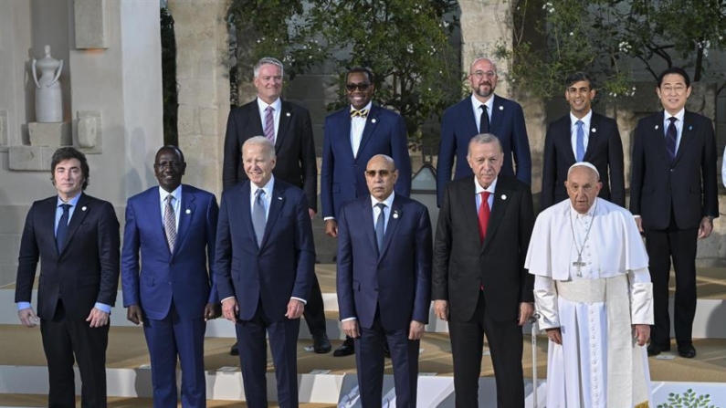 Los jefes de Estado del G7 y el presidente de Argentina, Javier Milei (i), en Borgo Egnazia, Italia, el 14 de junio de 2024. EFE/Ciro Fusco