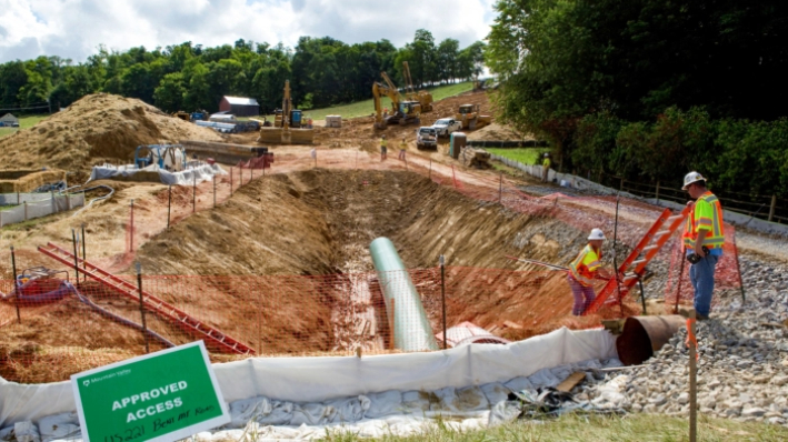 Equipos de construcción trabajan en un túnel por el que pasará el gasoducto Mountain Valley Pipeline en el condado de Roanoke, Virginia, el 22 de junio de 2018. (Heather Rousseau/The Roanoke Times vía AP)