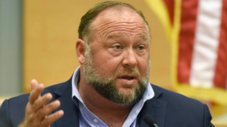 Venta de bienes de Alex Jones se usará para pagar a familias de Sandy Hook, ordena juez federal