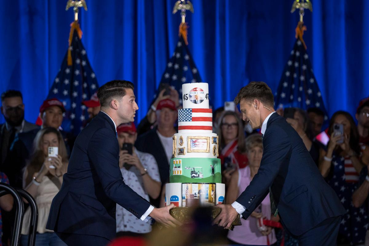 Personal de la campaña lleva al escenario una tarta para el evento de la fiesta del 78 cumpleaños del ex presidente Donald J. Trump en el Centro de Convenciones del Condado de Palm Beach en West Palm Beach, Florida, el 14 de junio de 2024. (Madalina Vasiliu/The Epoch Times)