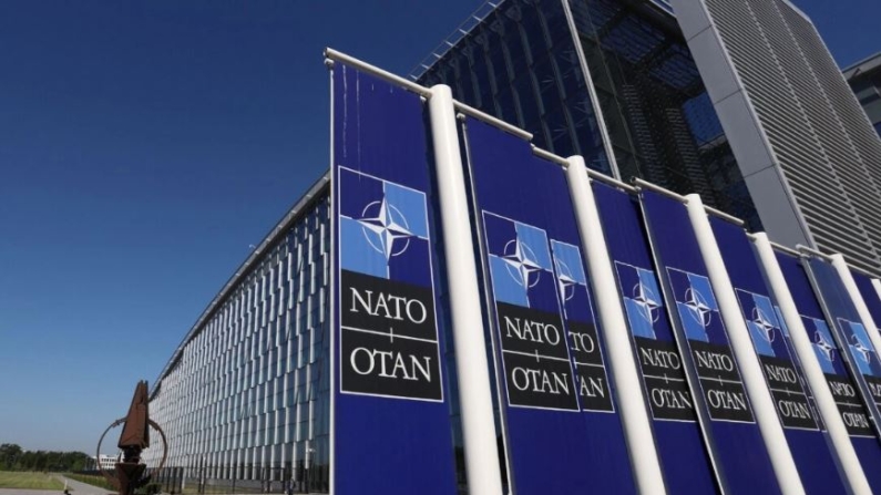 Logotipos de la Organización del Tratado del Atlántico Norte (OTAN) en la sede de la OTAN en Bruselas, Bélgica, el 15 de junio de 2022. (Valeria Mongelli/AFP vía Getty Images)
