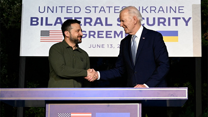 El presidente Joe Biden y el presidente ucraniano Volodímir Zelenski (izq.) se dan la mano tras firmar un acuerdo bilateral de seguridad durante una rueda de prensa al margen de la Cumbre del G7 organizada por Italia en la región de Apulia, el 13 de junio de 2024. (Mandel Ngan/AFP vía Getty Images)