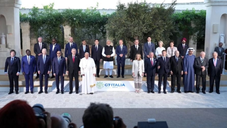 El Papa Francisco posa con los jefes de Estado y jefes de delegación de los países del G7 y Charles Michel, presidente del Consejo Europeo y Ursula von der Leyen, presidenta de la Comisión Europea para una foto de conjunta en el segundo día de la 50ª cumbre del G7 en Borgo Egnazia en Fasano, Italia, el 14 de junio de 2024. (Christopher Furlong/Getty Images)